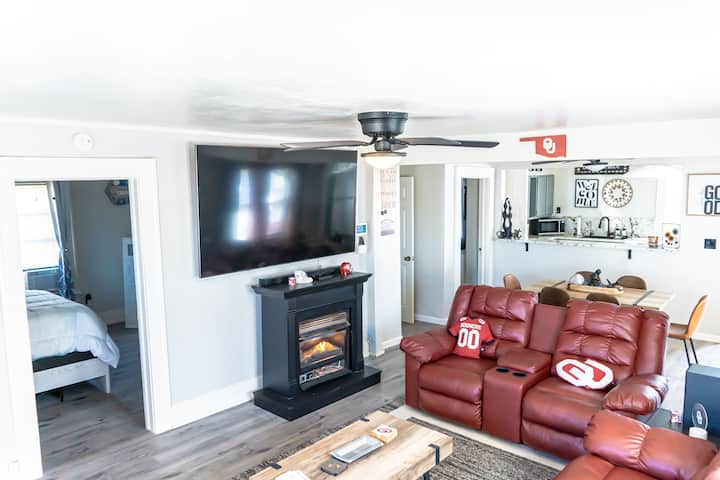 Charming Home Modern Comforts - Oklahoma City