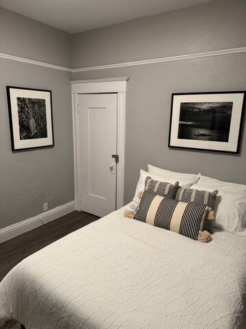 3 Bedroom 2 Bath Nob Hill Condo gallery image 2