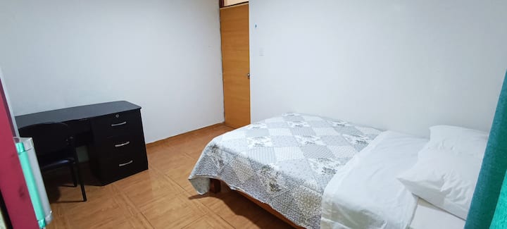 Në dhomën dytësore do të kesh një krevat 2-plaza, një tavolinë pune me një karrige për të kombinuar pushimin me punën ose studimin, një dollap, që është një ambient i ndriçuar, i ajrosur dhe shumë i rehatshëm, në mënyrë që të ndihesh rehat në qëndrimin tënd.