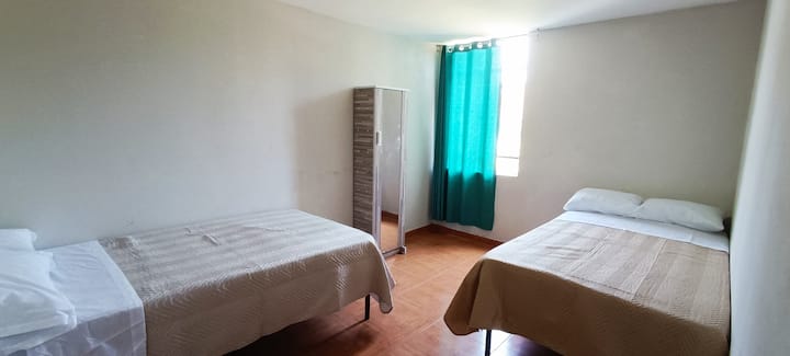 Në dhomën kryesore do të kesh dy krevate e gjysmë shesh, një dollap, që është një ambient i ndriçuar, i ajrosur dhe shumë i rehatshëm, në mënyrë që të ndihesh rehat në qëndrimin tënd. 