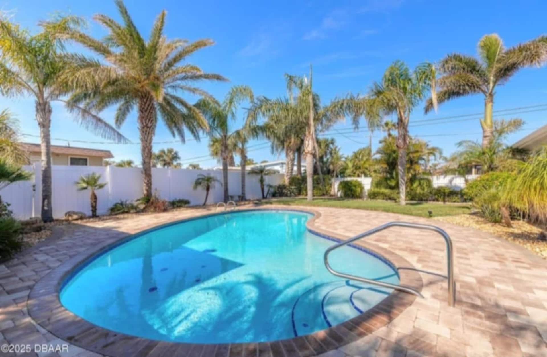 Beachside Bungalow • Heated Pool • Hot Tub • Beach