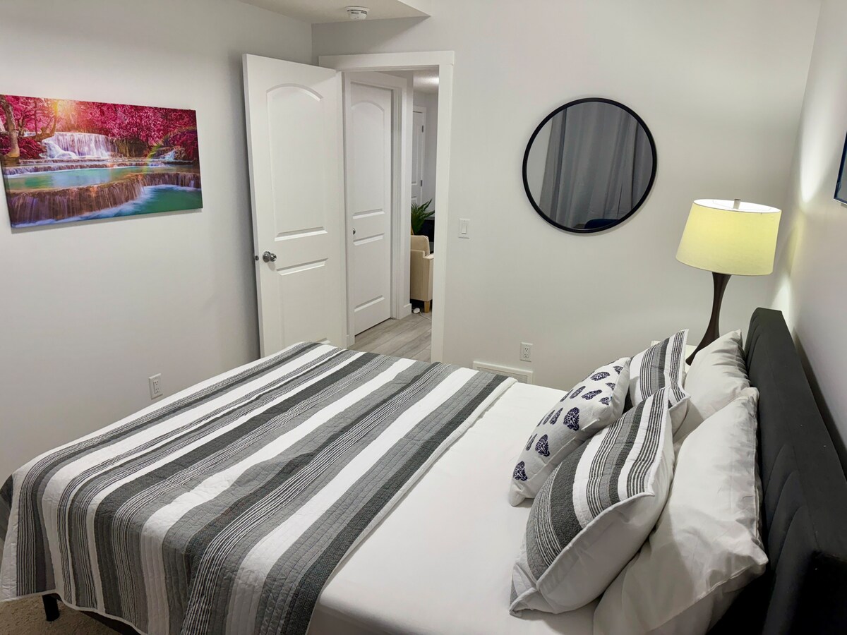 Ruime en prachtig ontworpen slaapkamer met een kantoorruimte (tafel en stoel) voor jouw comfort. 