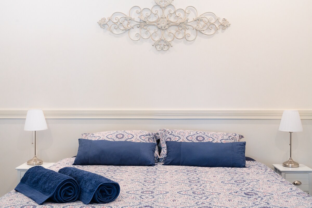 საწოლს აქვს მყარი ბაზა და რბილი მატრასის გამჭრელი, რომელიც დამატებით კომფორტს უზრუნველყოფს. ის შექმნილია ისე, რომ სათანადო მხარდაჭერა და სირბილე გაუზიაროს თქვენს სხეულს მშვიდი ძილისთვის.
საჭიროებისამებრ, ოთახი შესაძლოა გადაკეთდეს ორ ერთადგილიან საწოლად. მომზადებისთვის საჭიროა მინიმუმ 2‑დღიანი შეტყობინება. 