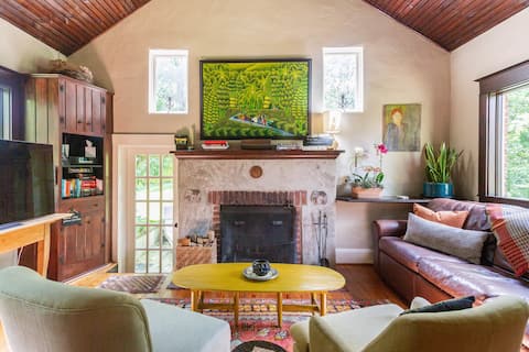 Romantic New Hope Cottage