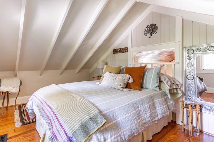 温馨舒适的卧室-仿佛在树屋里。 