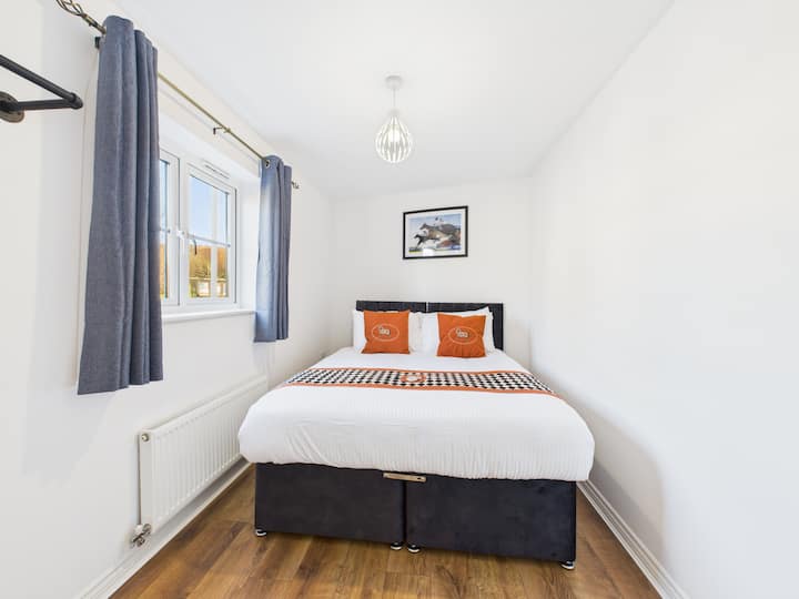 Cheltenham Races-themed spacious bedroom with a king-size bed (zip-link available) and ample storage, offering a comfortable and relaxing stay.