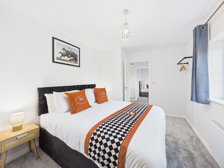 Cheltenham Races-themed spacious bedroom with a king-size bed (zip-link available) and plenty of storage. Unwind with a 40-inch TV with Sky and Netflix or use the large desk and chair for work.