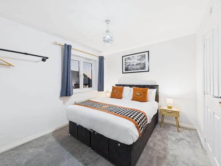 Cheltenham Races-themed main bedroom with an ensuite, furnished with a king-size bed (zip-link if needed) and ample storage. Enjoy a 40-inch TV with Sky and Netflix for relaxation. A spacious desk and chair are provided for any work during your stay.