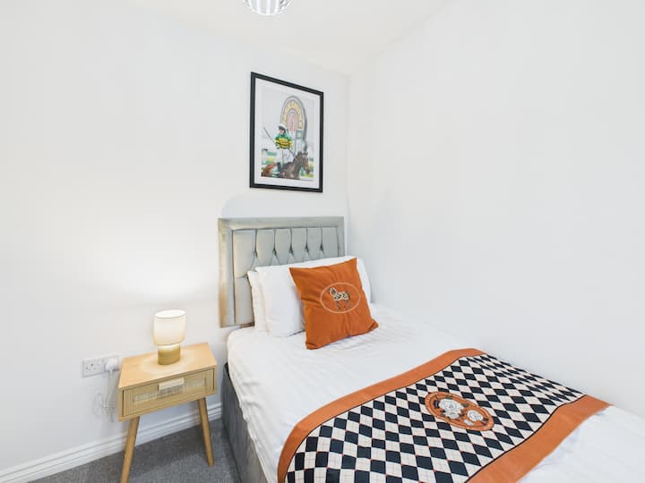 Cheltenham Races-themed comfortable bedroom with a single bed and ample storage, perfect for a restful stay.