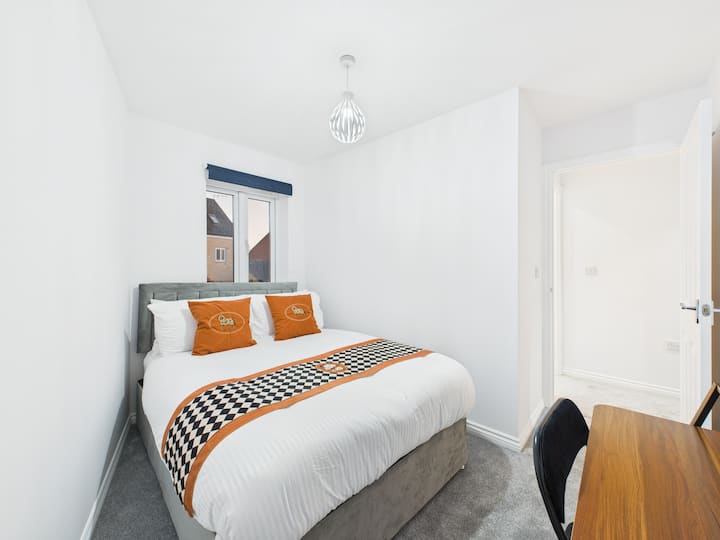 Cheltenham Races-themed spacious bedroom with a double bed and plenty of storage. Unwind with a 40-inch TV with Sky and Netflix or use the large desk and chair for work.
