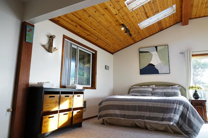 Spavaća soba 1: glavni apartman ima privatnu terasu, TV i pogled na ocean.