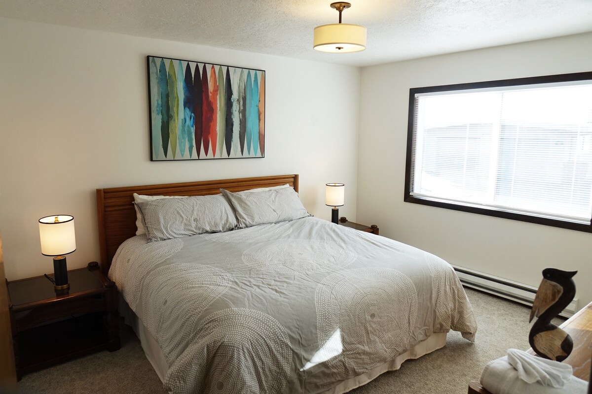 Საძინებელი 3: 1-ლი სართულის დიდი საძინებელი (3-დან 1 ფოტო). Პირველ სართულზე ორი საძინებელია. 