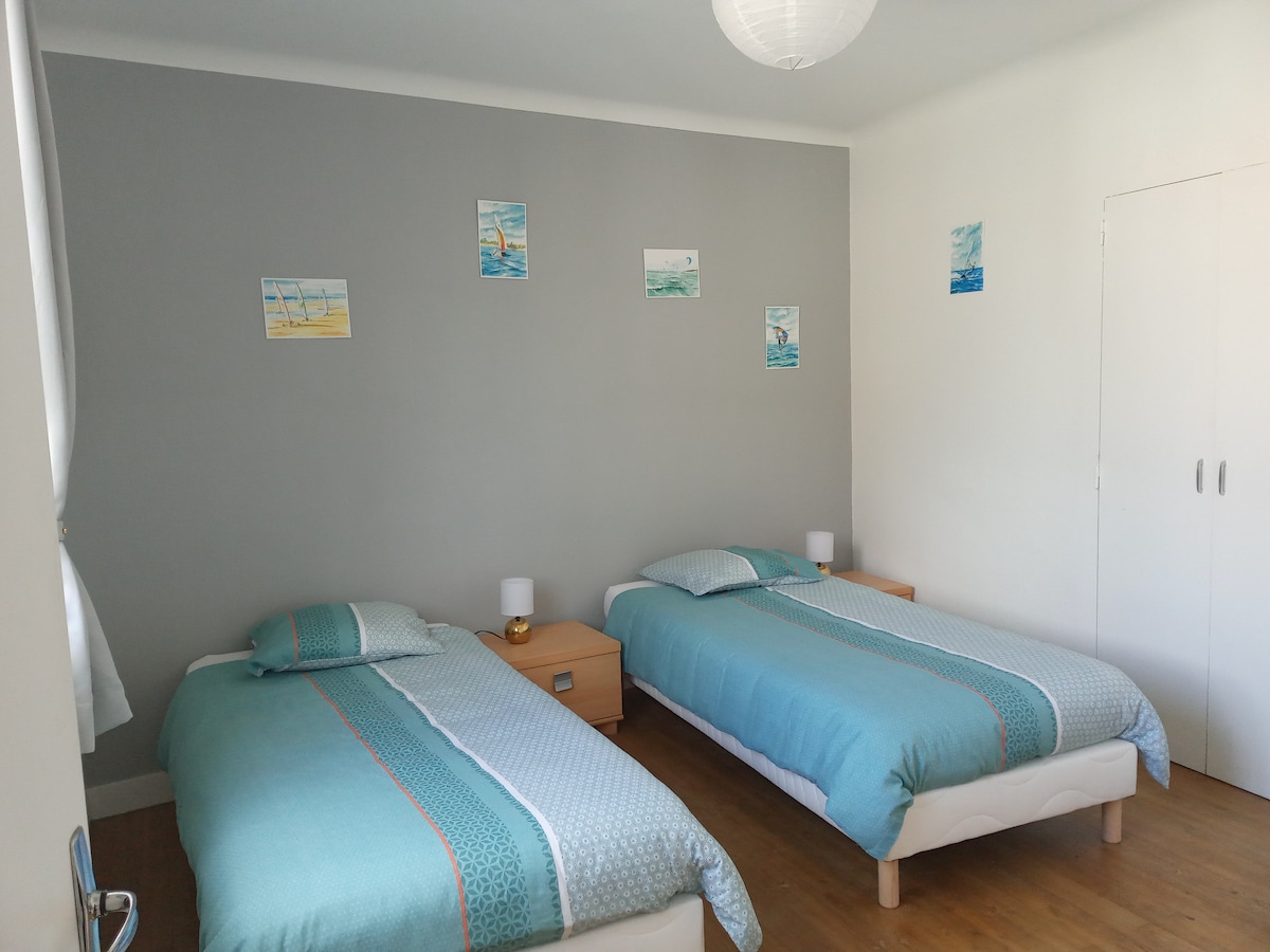 Საძინებელი, რომელიც, ასევე, იტევს წყვილს, შესაძლებელია საწოლების შეხამება