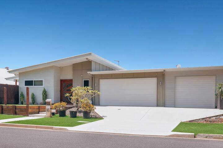 Heated Pool -Casuarina Family Getaway gallery image 2