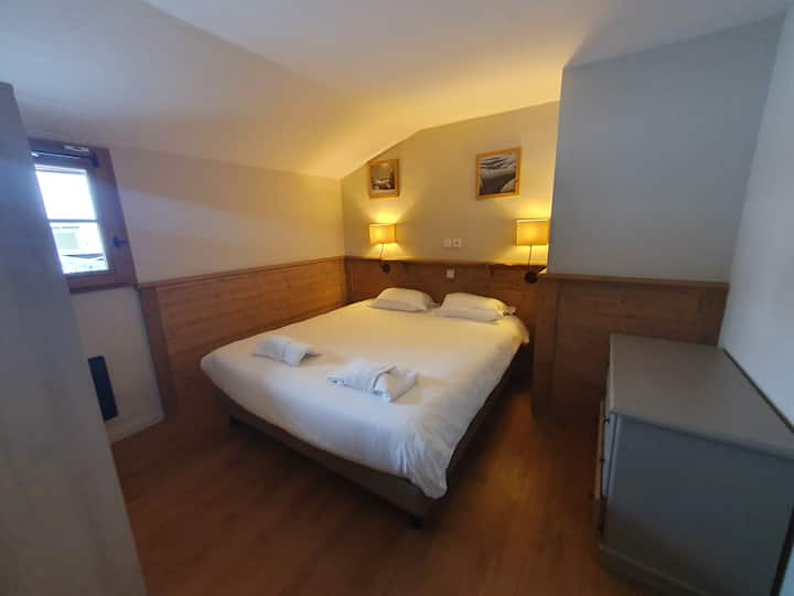 Spálňa 1 je priestranná a má manželskú posteľ s rozmermi 180 x 200 cm.