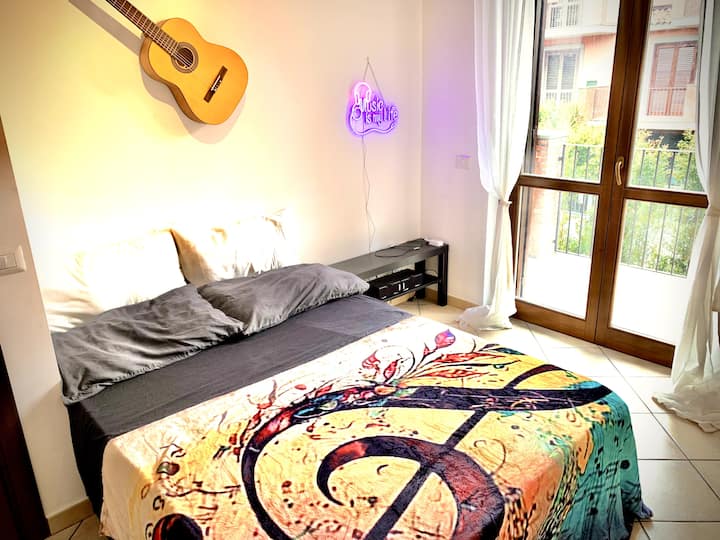 Dormirai serenamente sognando la tua musica preferita nel bel letto matrimoniale della camera "Crazy for music"