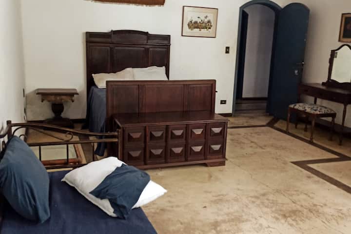 סוויטה גדולה עם סגור, ל -4 אנשים ואמבטיה.