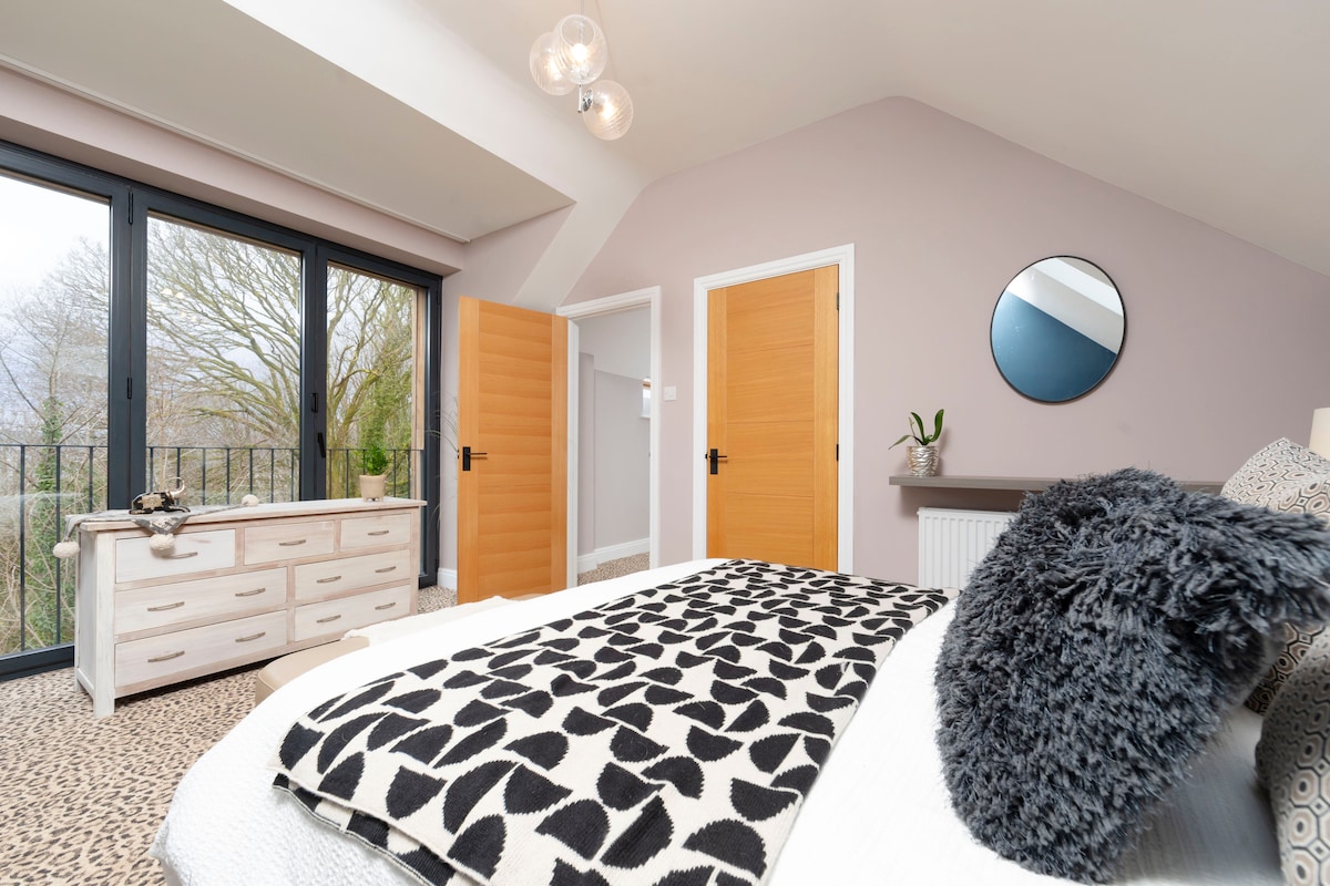 חדר שינה מסוגנן עם דלתות זכוכית דו - קיפוליות שנפתחות במלואן כדי לתת לכם טעימה מבחוץ מבפנים! יש ארון בגדים מובנה, תלי קיר מקסימים וכמובן שטיח הדפס נמר מדהים!