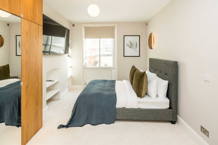 1 min Oxford Street! gallery image 3