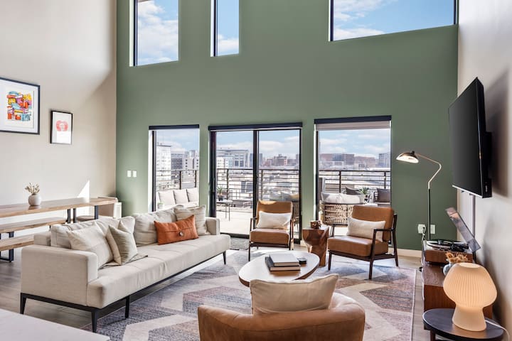 Penthouse Luxury w/ Pool, Patio – Walk to Broadway