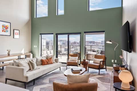 Top Airbnb: Penthouse Luxury w/ Pool, Patio - Walk to Broadway in Downtown