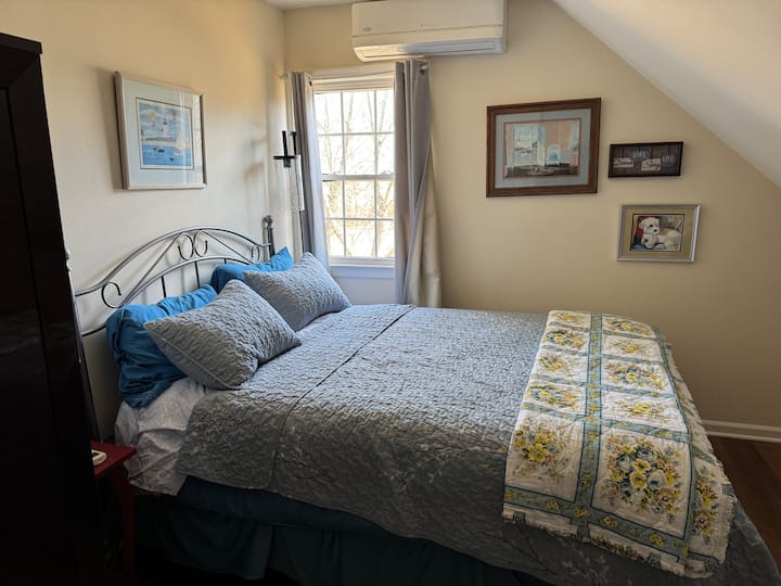 Dhomë gjumi për vizitorët me krevat dopio "queen".