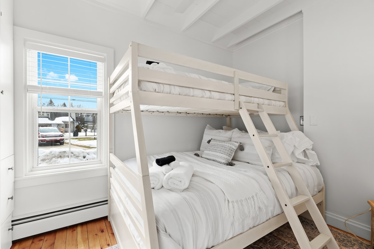 第二间卧室设有双层床，配备全尺寸/双人床。 衣柜里还有两张单人床。 婴儿床不适合任何一间卧室。 它们必须在走廊里用于睡觉。