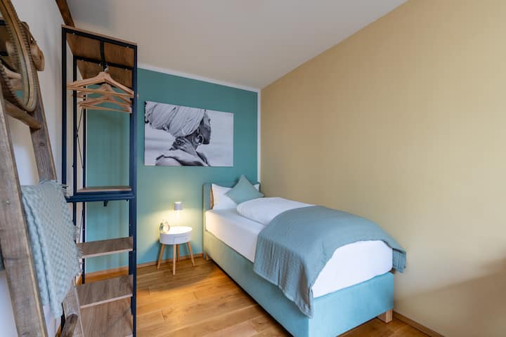 Quarto individual com cama box, muito espaço de armazenamento.