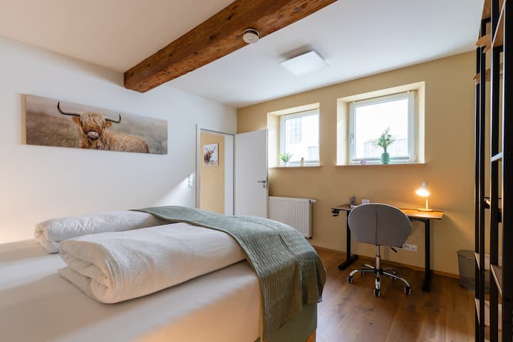 Quarto luminoso com cama king size.