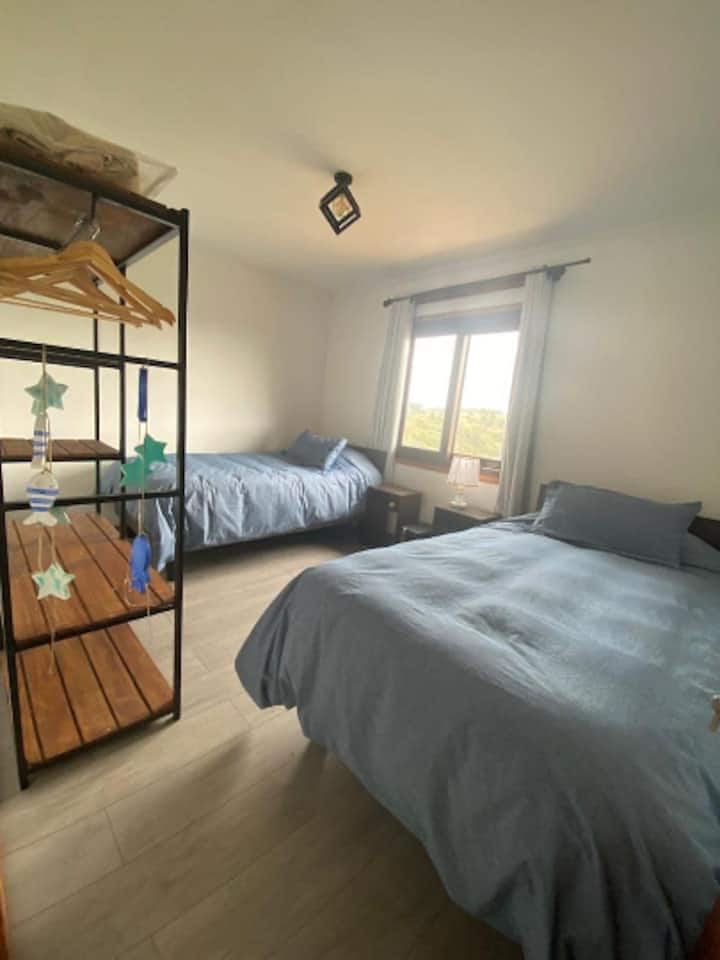 Habitación 2 de casa para 4 personas, con dos camas de 1,5 plazas