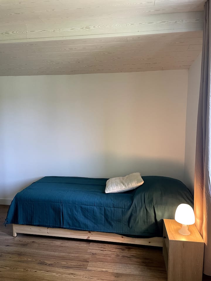 Dos camas individuales apiladas en la foto, que se pueden disponer en dos camas separadas de 80 cm o una cama doble de 160 cm. 