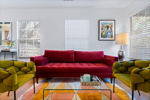 Popular Airbnb listing: Stylish & Lux Stay | Walk to Top Eats, Bars & UT in Austin
