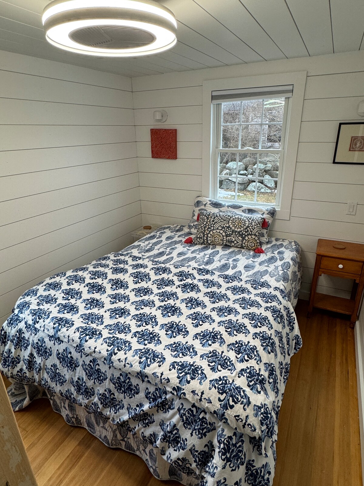 Cama de espuma viscoelástica queen muy cómoda. Dos ventanas con mosquitero. Ventilador de techo sin aspas con luz. Armario, almacenamiento debajo de la cama, ganchos y perchero para almacenamiento. Luces de lectura junto a la cama. Persianas celulares opacas para un sueño reparador. Sábanas 100% algodón. 