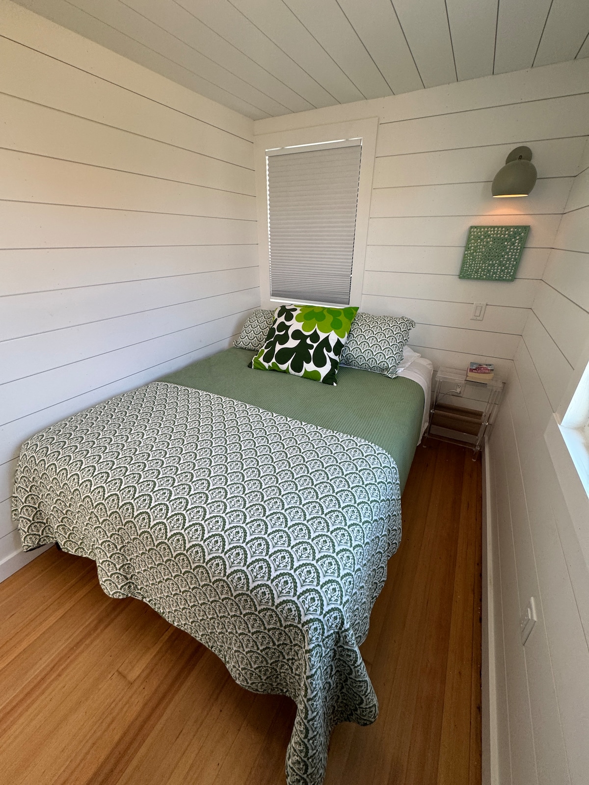 Cama de espuma viscoelástica queen muy cómoda. Dos ventanas con mosquitero. Ventilador de techo sin aspas con luz. Cofre pequeño, almacenamiento debajo de la cama, ganchos para almacenamiento. Luz de lectura junto a la cama. Persianas celulares opacas. Sábanas de algodón 100% de alta calidad. Dormitorio pequeño.