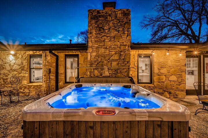 Hill Country Hideout-Pool-HotTub gallery image 2