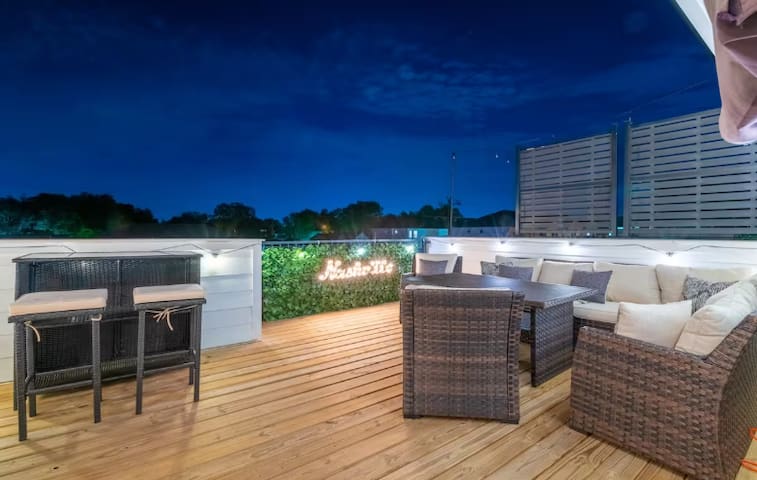 Large Group Getaway, 8BR, 20 Beds & Rooftop Patio!