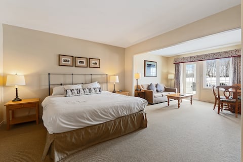 Peaceful Escape King Bed and Outdoor Activities