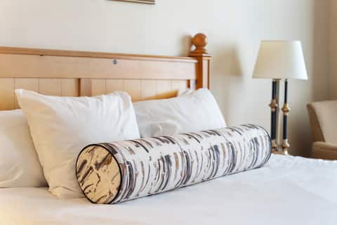 Resort Style w/ Balcony, Hot Tub and Full Kitchen