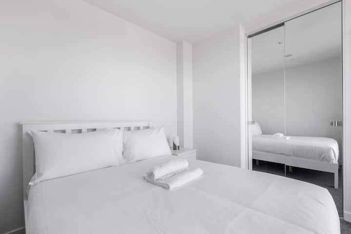 Udobno se smjestite u bračnom krevetu, s toplom rasvjetom i dovoljno prostora za odlaganje kako biste se osjećali kao kod kuće.