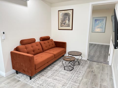 Successful Airbnb property: Cozy 1B/1B Private entrance (A)- 8 Min to ONT in Ontario