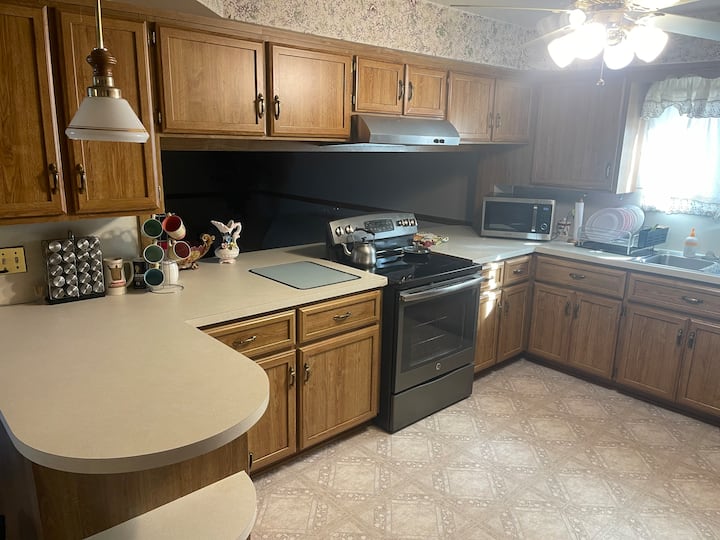 Charming & Elegant 4 Bedroom - Fraser, MI