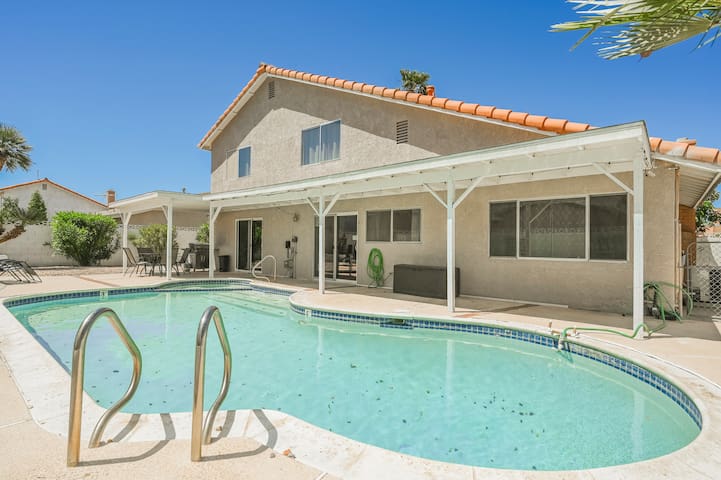 Hidden Gem 5BR w/ Pool, Spa & Games – Strip Close!