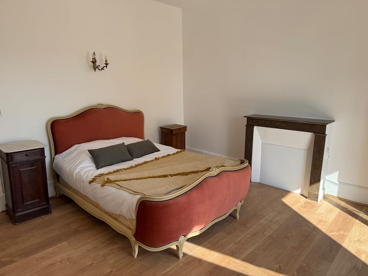 es la habitación más grande de la mansión con acceso a  la terraza y vistas al lago