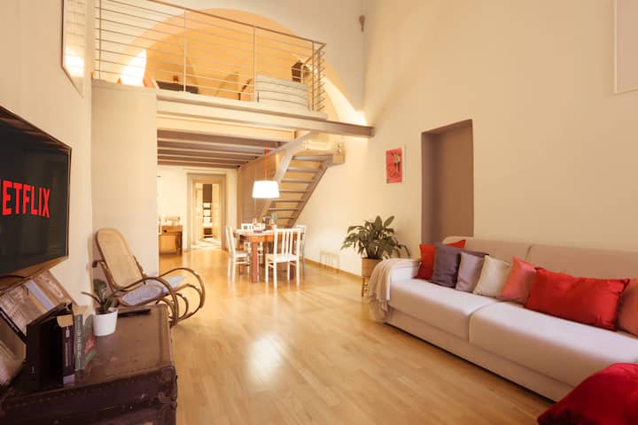 مساحة كبيرة مفتوحة على طراز نيويورك مع سرير أريكة كبير وتلفزيون نتفليكس واي فاي وكرسي مريح بذراعين وطاولة لتناول الطعام والمقبلات. متصل بدرج بالغرفة المكشوفة مع درابزين للأطفال.