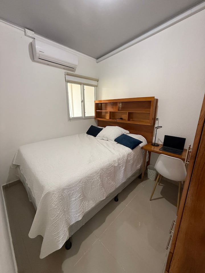 La chambre principale est climatisée et équipée de rideaux occultants pour une obscurité totale et un meilleur repos si désiré, ainsi que d'un poste de travail pour une personne et d'un placard pour ranger les vêtements.