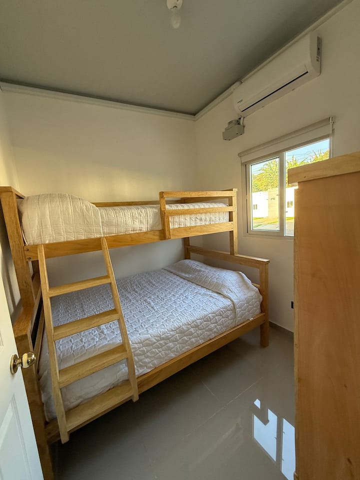 Le lit superposé peut accueillir 3 personnes, avec un lit double au niveau inférieur et un lit simple au niveau supérieur. La chambre est équipée de la climatisation et de rideaux occultants pour offrir aux voyageurs une plus grande obscurité pendant leur repos.