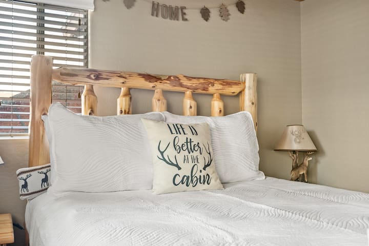 Втора спалня с уютно двойно легло. 