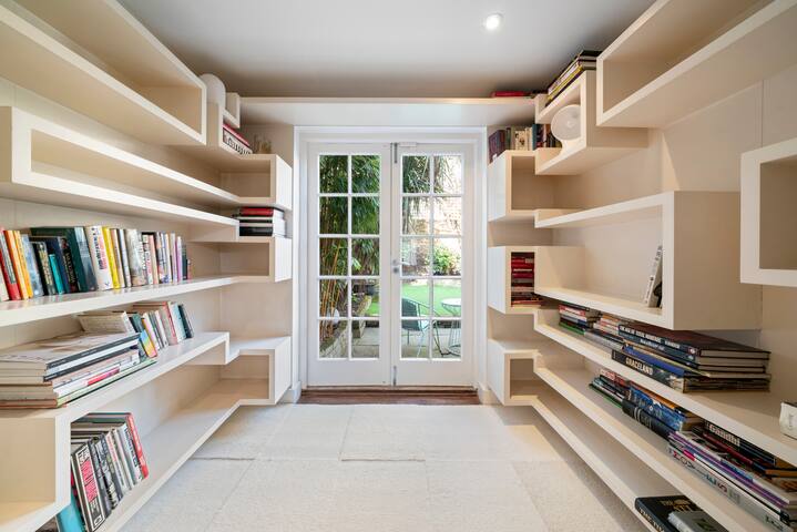 Beautiful Cottage in London | 3 Min to Waterloo gallery image 3