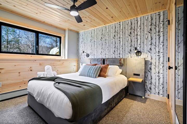 Relájate en nuestro acogedor dormitorio queen Birch Tree en el sótano 