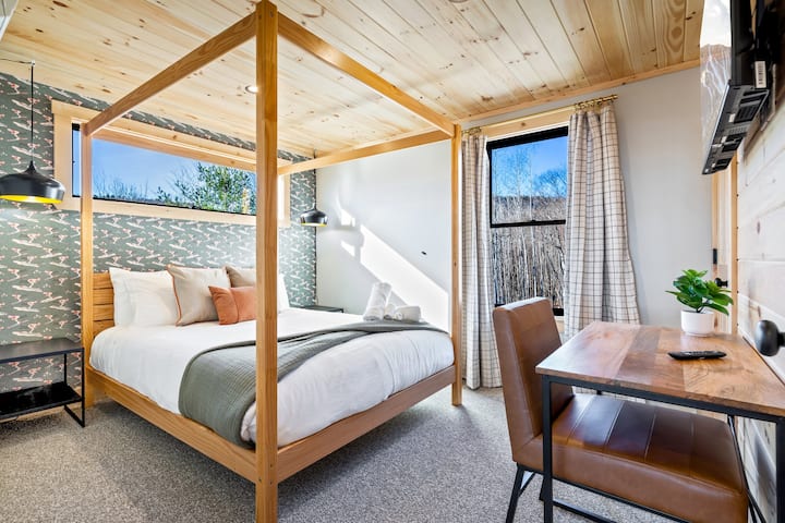 Disfruta de noches tranquilas en este encantador dormitorio con dosel